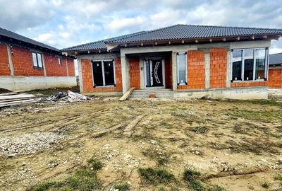 Casă individuală cu 4 camere cu Canalizare în Paleu - 1
