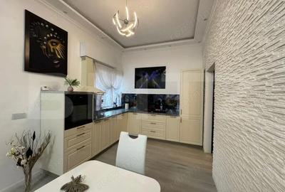 Apartament cu 3 camere decomandat, mobilat în Central - 1