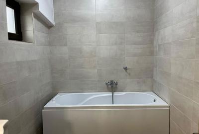 Apartament cu 3 camere decomandat în Palazu Mare