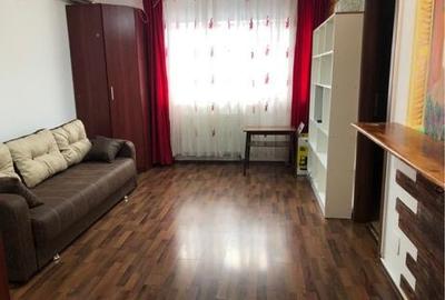 Garsonieră decomandată în Titan