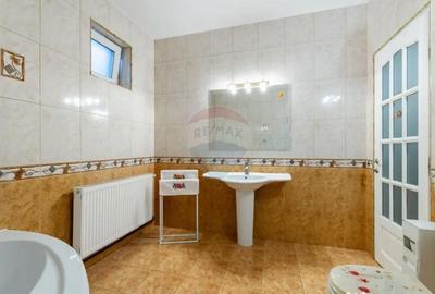 Casă cu 3 camere cu Canalizare în UTA - 2