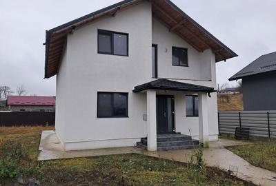 Casă cu 4 camere în Central