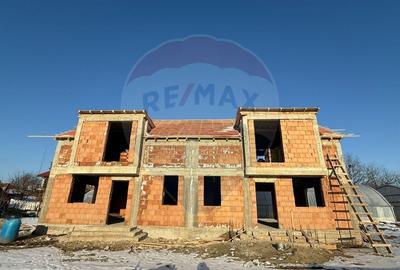 Casă cu 4 camere cu Teren 250 Mp în Central - 1