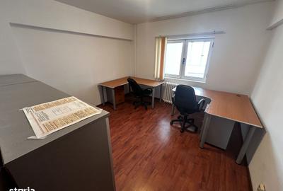 Apartament cu 3 camere semidecomandat, mobilat în Văcăresti