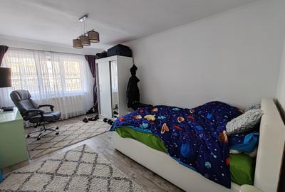 Apartament cu 2 camere decomandat, mobilat în Tractorul - 1