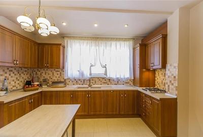 FILM ! Pe armonia a 1.100 mp teren/ gradina, Vila galanta,cu 3 apartamente disti FILM ! Pe armonia a 1.100 mp teren/ gradina, Vila galanta,cu 3 apartamente disti - 13