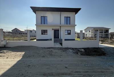 Casă cu 4 camere decomandat în Agigea
