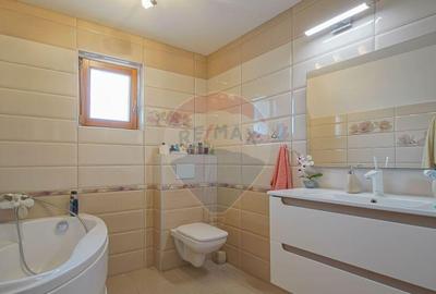 Casa Premium cu Design Elegant ?i Intimitate, in Carti... - 1