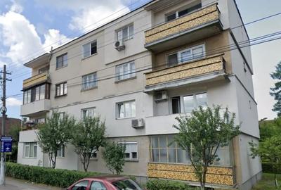 Proprietar vand apartament decomandat 90 mp - 3 camere in Brad - 1