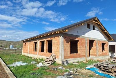 Casă individuală cu 3 camere în Nord-Est