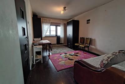 Apartament cu 3 camere semidecomandat, mobilat în Dacia