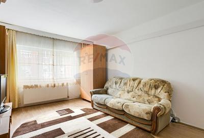 Apartament cu 2 camere, decomandat, de inchiriat zona Po...