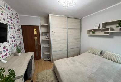 Apartament cu 3 camere decomandat în Între Lacuri