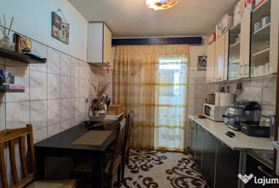 Apartament cu 3 camere decomandat în Micro 4 - 10