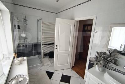 Vila de lux de vanzare, 15 camere, 550 mp, zona Micro 6, comision 0% - 9