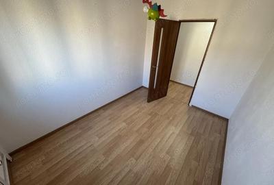 Apartament cu 3 camere semidecomandat în Km 4 - 4