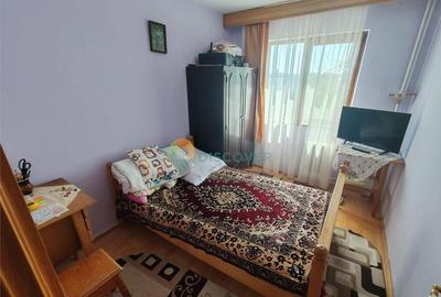 Zona Milcov , 3 camere semidecomandate , etaj intermediar , - 3