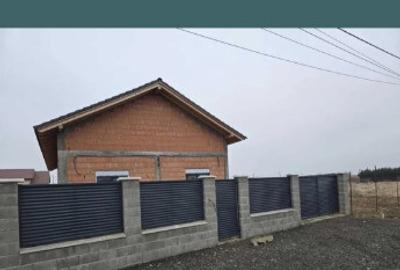 Vand casa la rosu