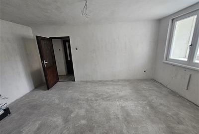 Apartament cu 2 camere semidecomandat în Micro I - 25