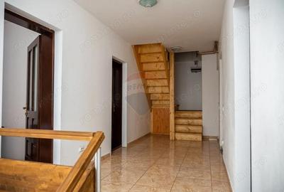 Casă cu 10 camere cu Teren 3300 Mp în Vale - 4