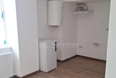 Camera renovata total 21 mp in bloc apartamente