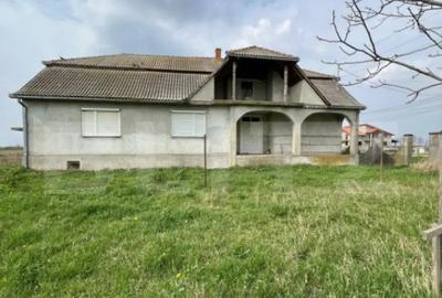 Casă cu 7 camere cu Teren 1088 Mp în Botiz - 10