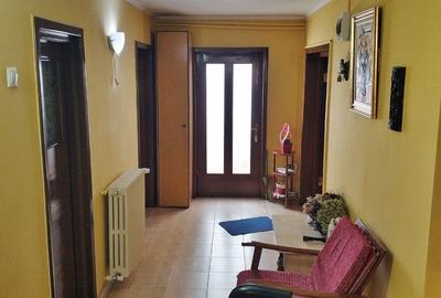 Casă cu 4 camere cu Canalizare în Km 4 - 2
