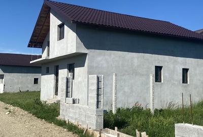 Casă cu 4 camere în Lazuri