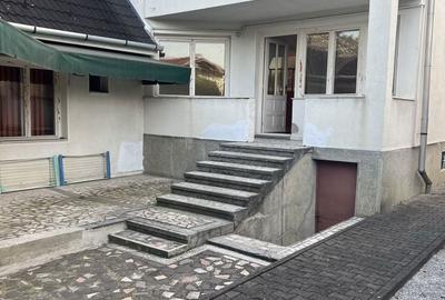 Casă cu 4 camere în Central - 2