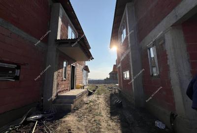 Duplex cu 4 camere cu Canalizare în Dumbrăvița - 1