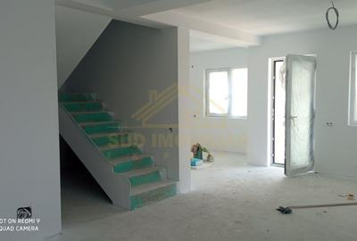 Duplex cu 7 camere cu Canalizare în Central - 6