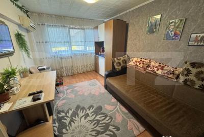 Apartament cu 3 camere semidecomandat, mobilat în Valea Rosie