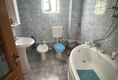 Casă individuală cu 6 camere cu Canalizare în Km 5 - 16