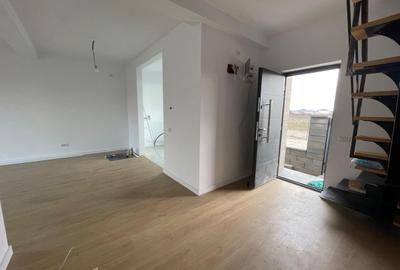 Casă cu 4 camere cu Teren 400 Mp în Domnești - 1