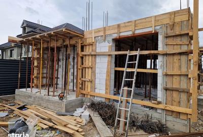 Casă cu 4 camere cu Teren 450 Mp în Central - 1