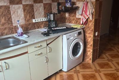 Apartament cu 3 camere decomandat în Berceni