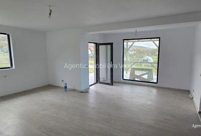 Casă cu 4 camere în Ipotești - 5