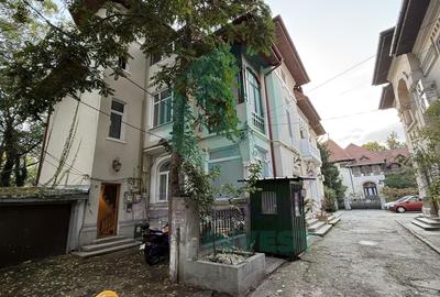 Apartament cu 5 camere decomandat, mobilat în P-ța Romană