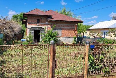 Casă cu 4 camere în Puchenii Mari