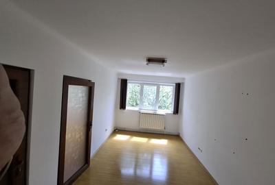Apartament cu 3 camere semidecomandat în Central - 5