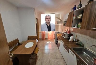 Apartament cu 3 camere decomandat în Micro IV