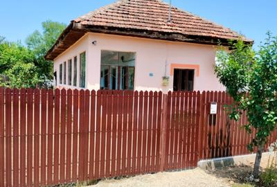Casa ?i terenuri de vanzare