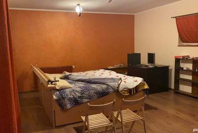 Proprietarul inchiriaza o camera de 40 m - 1