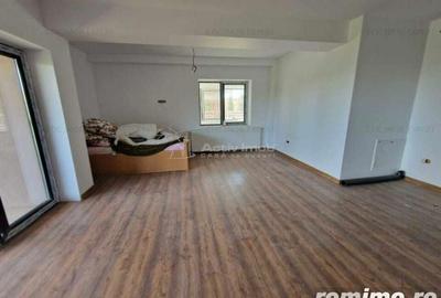 Casă cu 12 camere cu Teren 1000 Mp în Români - 4