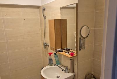 Proprietar , inchiriez apartament , renovat , 4 camere ,zona buna. - 8