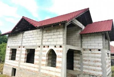 Casă cu 4 camere cu Teren 2500 Mp în Berlești - 2