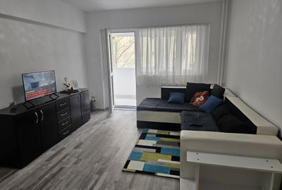 Apartament cu 3 camere semidecomandat în Pantelimon