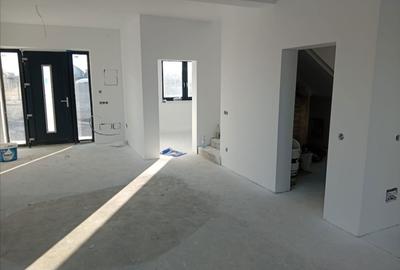 Casă cu 4 camere în Central - 2