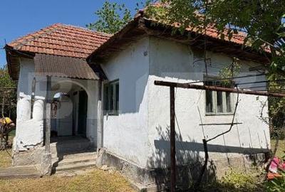Casă cu 2 camere cu Teren 1100 Mp în Central