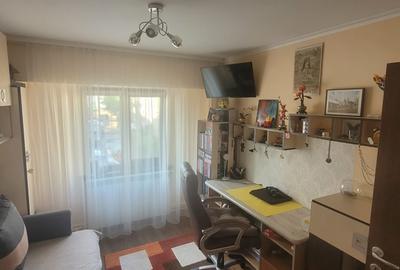 Apartament cu 3 camere decomandat, mobilat în CET - 8